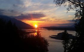 The Fraser River'S Edge B&B Lodge